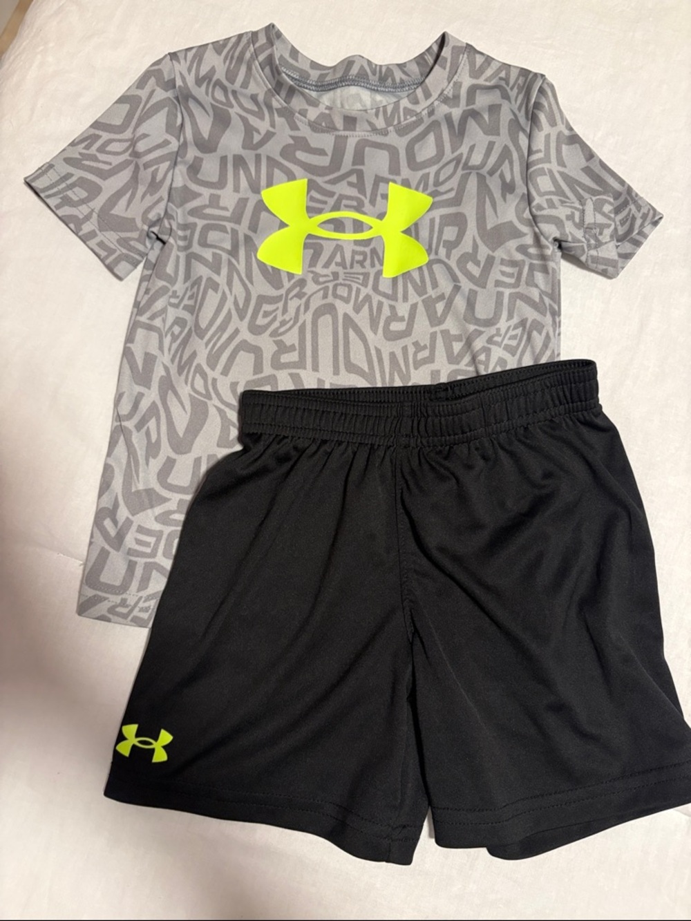 EUC Under Armour Size 3T T Shirt & Short Set